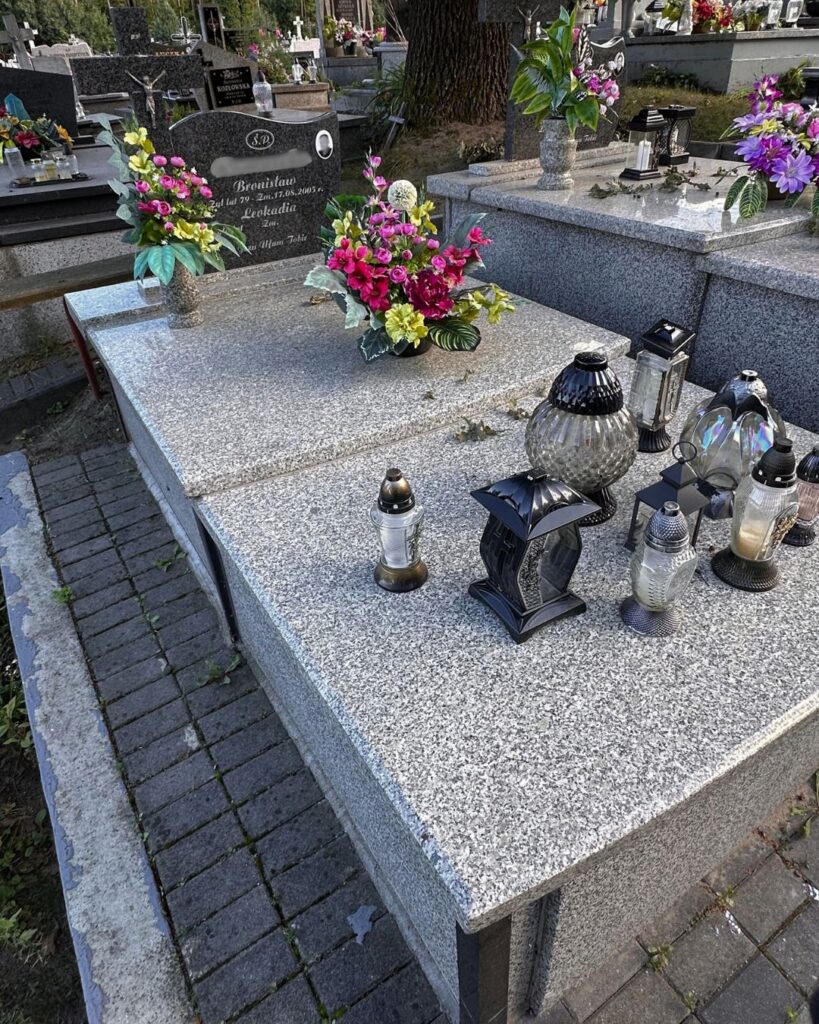 Grób z lastryko Zamość — przed sprzątaniem