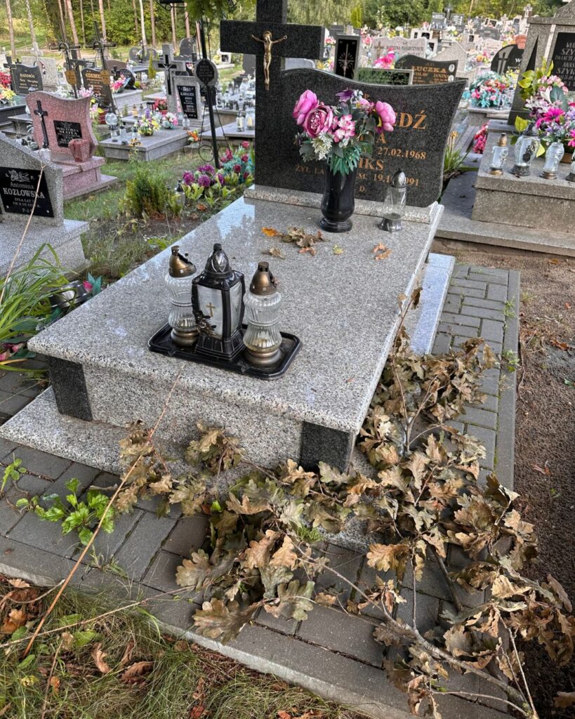 Sprzątanie grobu Zamość — przed