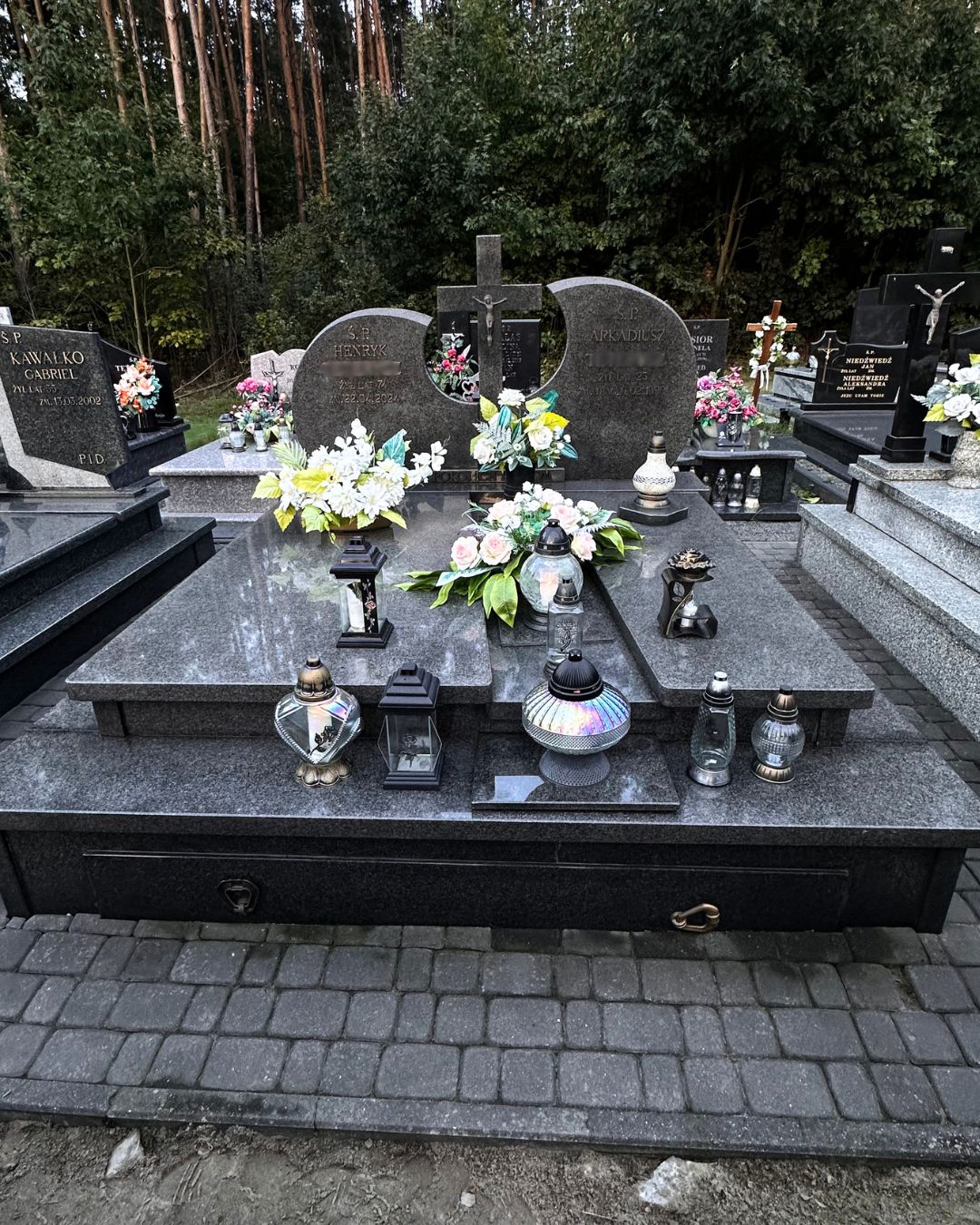Porządkowanie otoczenia grobu w Zamościu — po