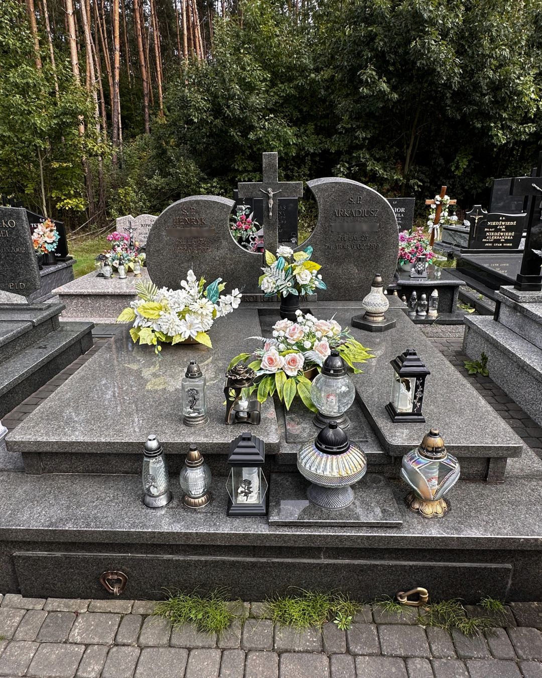 Porządkowanie otoczenia grobu w Zamościu — przed